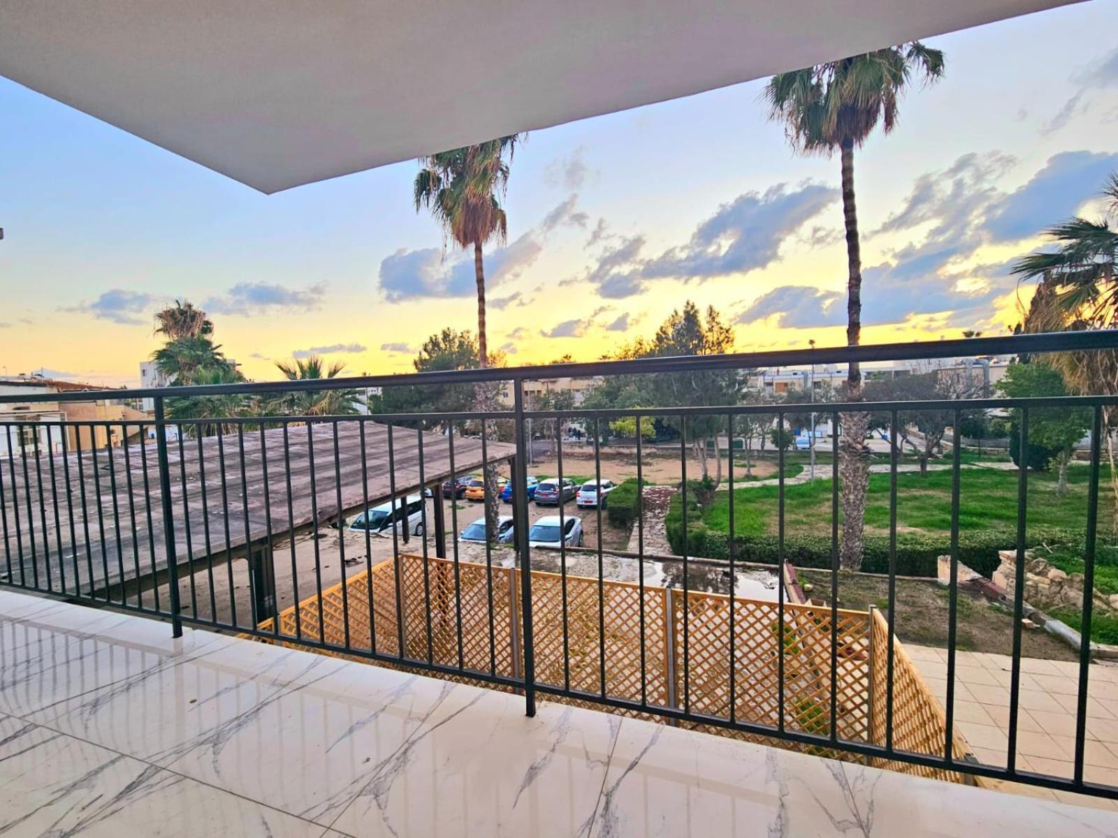 1Bd Beach Apartment Paphos Exterior foto